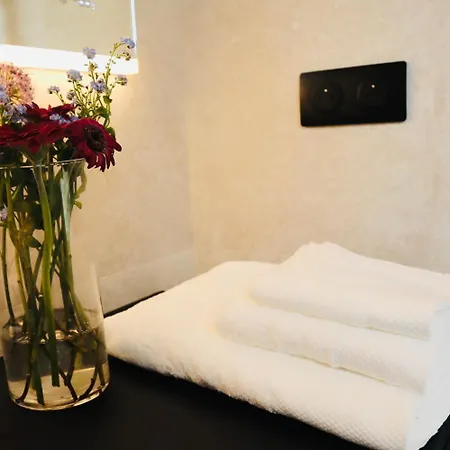 Climatisee Jacuzzi Privatif Li Li Et Rose Bed & Breakfast