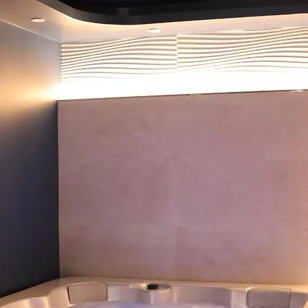 Jacuzzi Privatif Li Li Et Rose 4* Nantes